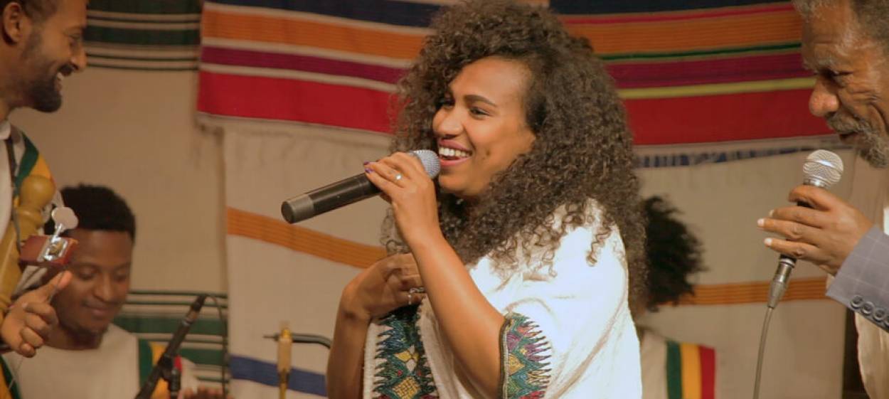 STAND UP MY BEAUTY   // © 2021 Deckert Distribution    STAND UP MY BEAUTY