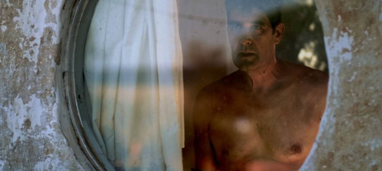 LIGHT FALLS VERTICAL  // © 2022 Gris Medio    LIGHT FALLS VERTICAL