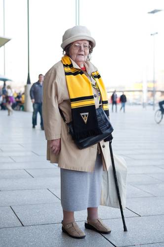 Alemannia-Anhängerin, Neuer Tivoli // © Carl Brunn Alemannia-Anhängerin, Neuer Tivoli