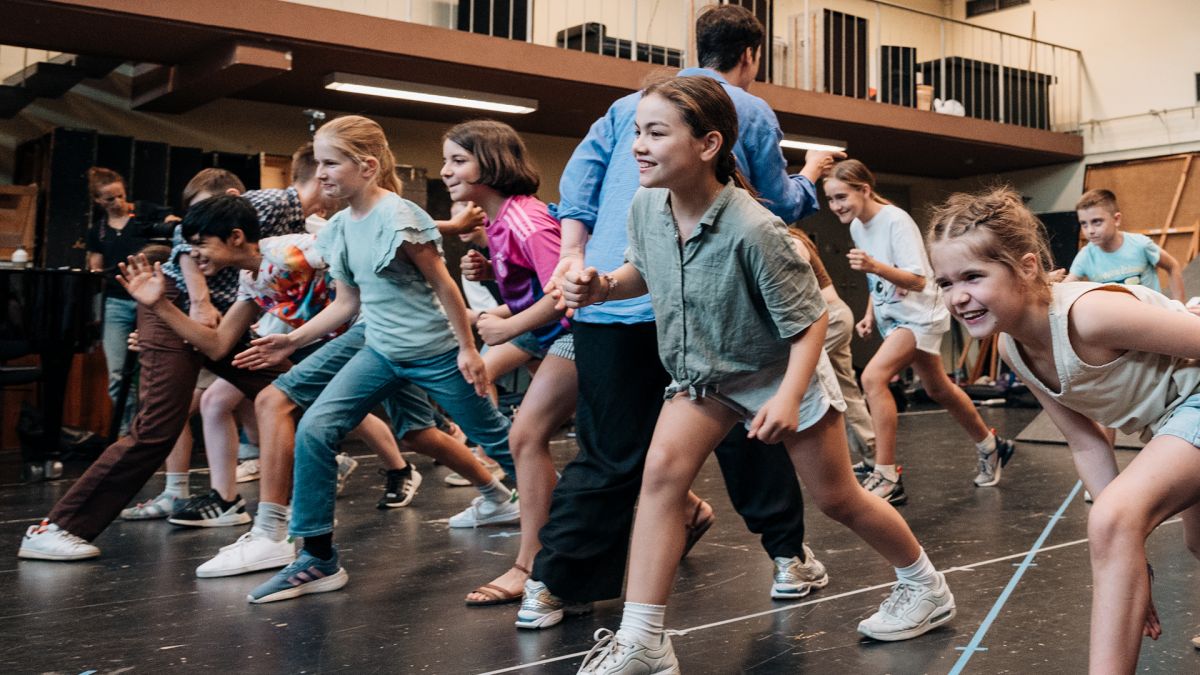 Spaß im Probesaal B: Die Kids des Kinderchores testen eine Choreo mit Regisseurin Franziska Seeberg © Nancy Jesse
