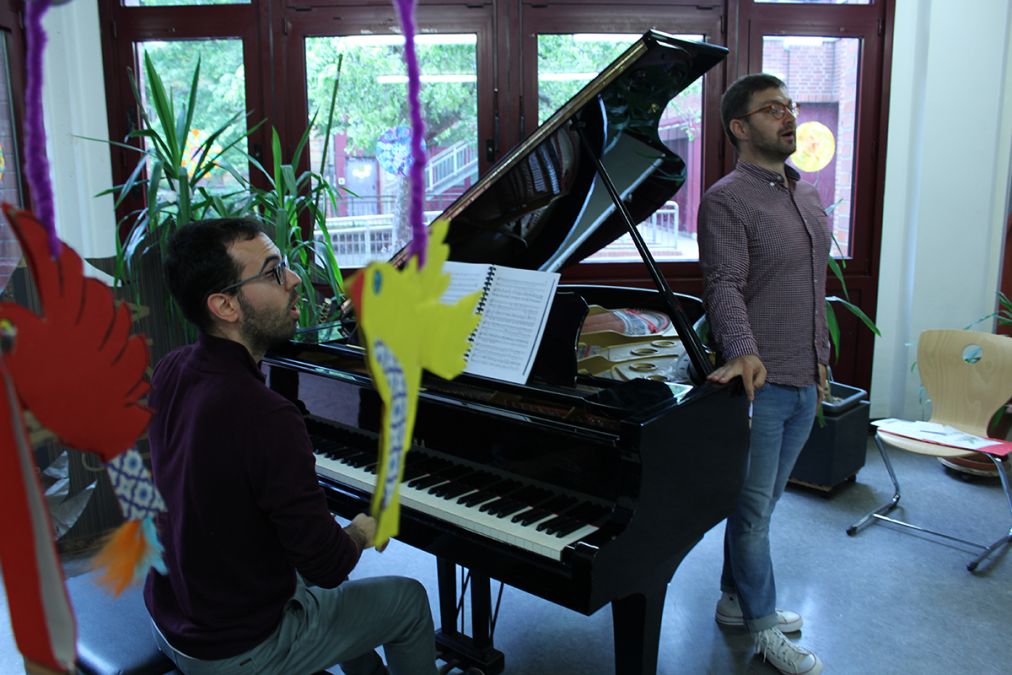 Die Oper kommt auch in die Schule: Hier Bariton Philipp Jekal und Korrepetitor Albert Mena © JDO