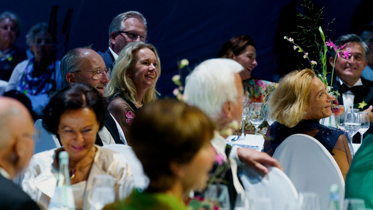 Mitglieder des Förderkreises feiern gemeinsam beim Bühnendinner 2024 © Max Zerrahn