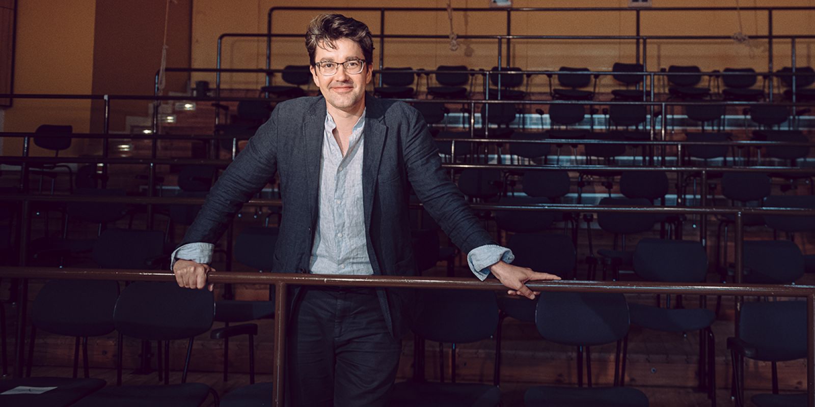 Jeremy Bines - ©Jonas Holthaus Chordirektor Jeremy Bines in der Chorempore im Orchesterprobensaal