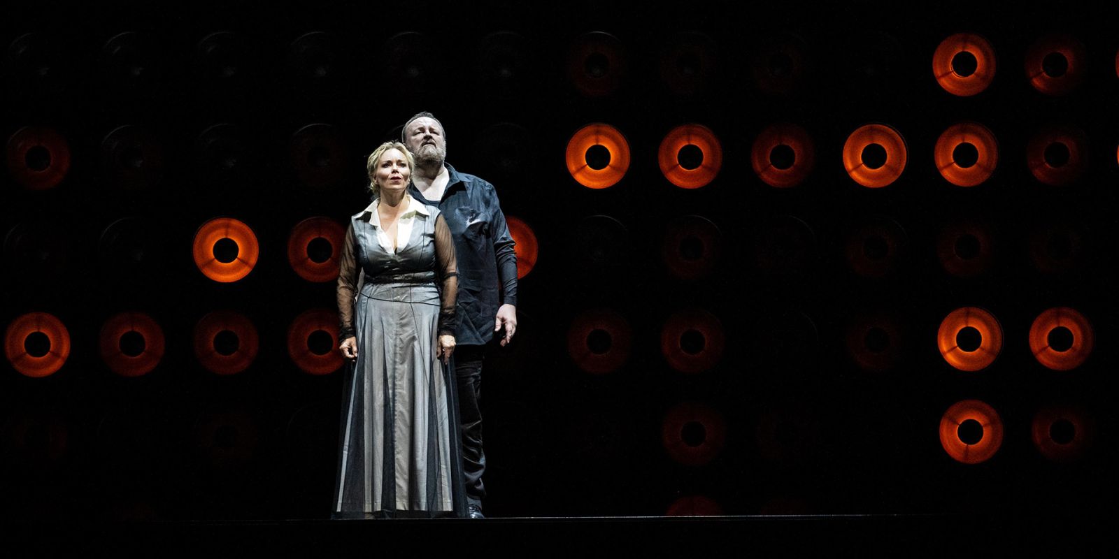 Tristan und Isolde - ©2024 ©Carole Parodi Eine Szenenimpression aus Tristan und Isolde: Das Paar vor gedimmten Lampen.