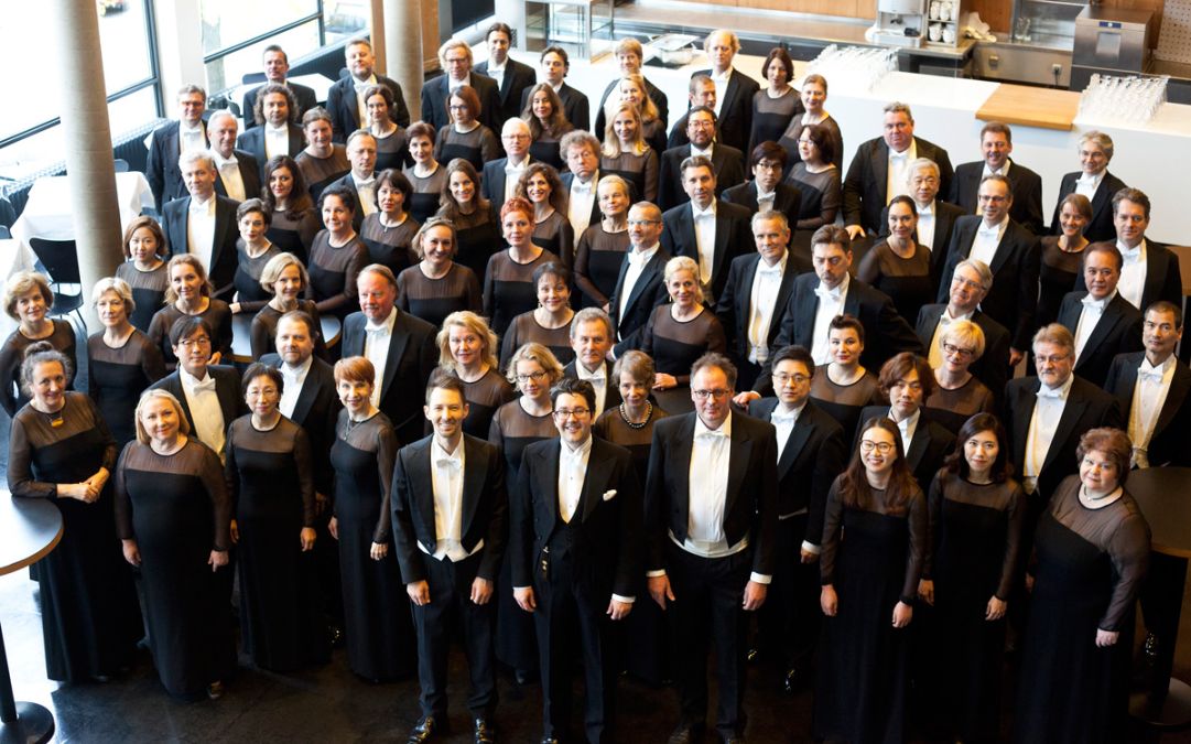 Der Chor der Deutschen Oper Berlin mit Jeremy Bines