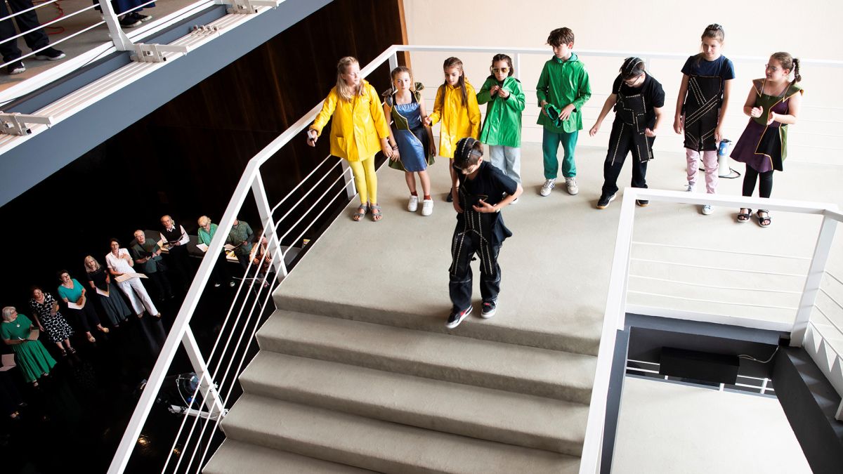 Bei einer Probe des Generationenchores (unten) und des Kindeclubs (auf der Treppe) © Junge Deutsche Oper