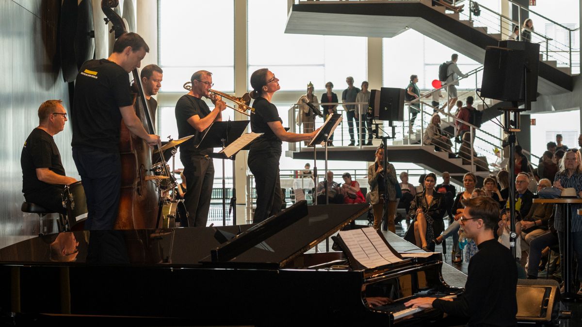 Zwischen den einzelnen Akten spielen unsere Musiker*innen für Sie auch in unseren Foyers © Marcus Lieberenz