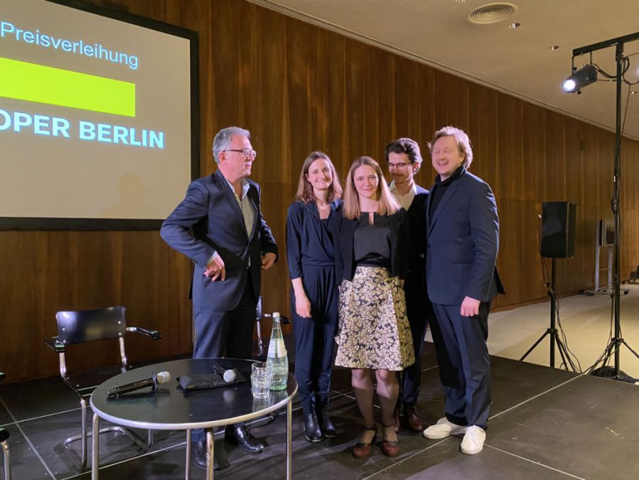 v.l.n.r. Andreas Homoki (Vorsitzender der Jury), Franziska Angerer (lobende Erwähnung), Anna Bernreitner (Götz Friedrich Preis), Maximilian Berling (Sonderpreis des Opernhauses Zürich) und Martin G. Berger (Moderator)