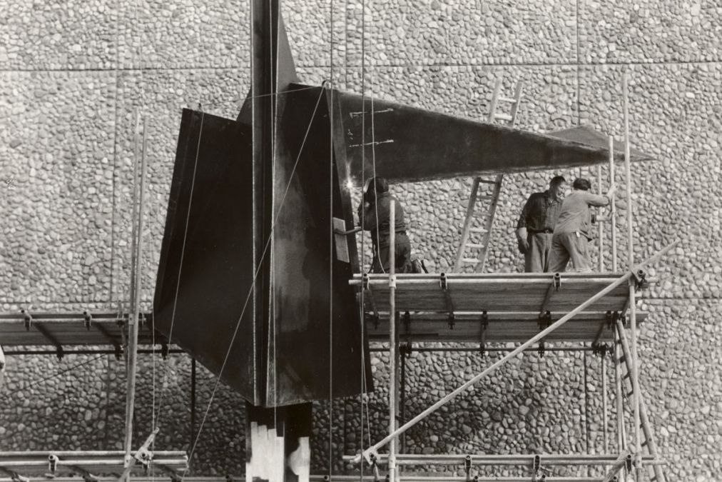 Die Skulptur wird aufgebaut © 1961, Archiv
