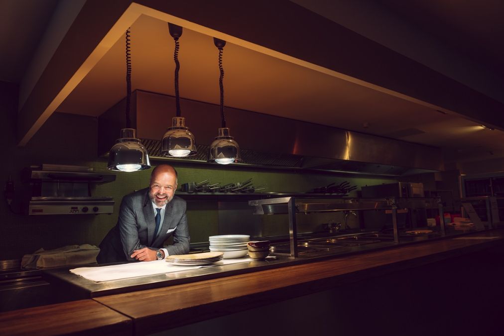 Martin Hattenbach, Ihr Gastgeber in  Foyer und Restaurant, freut sich auf Ihren Besuch