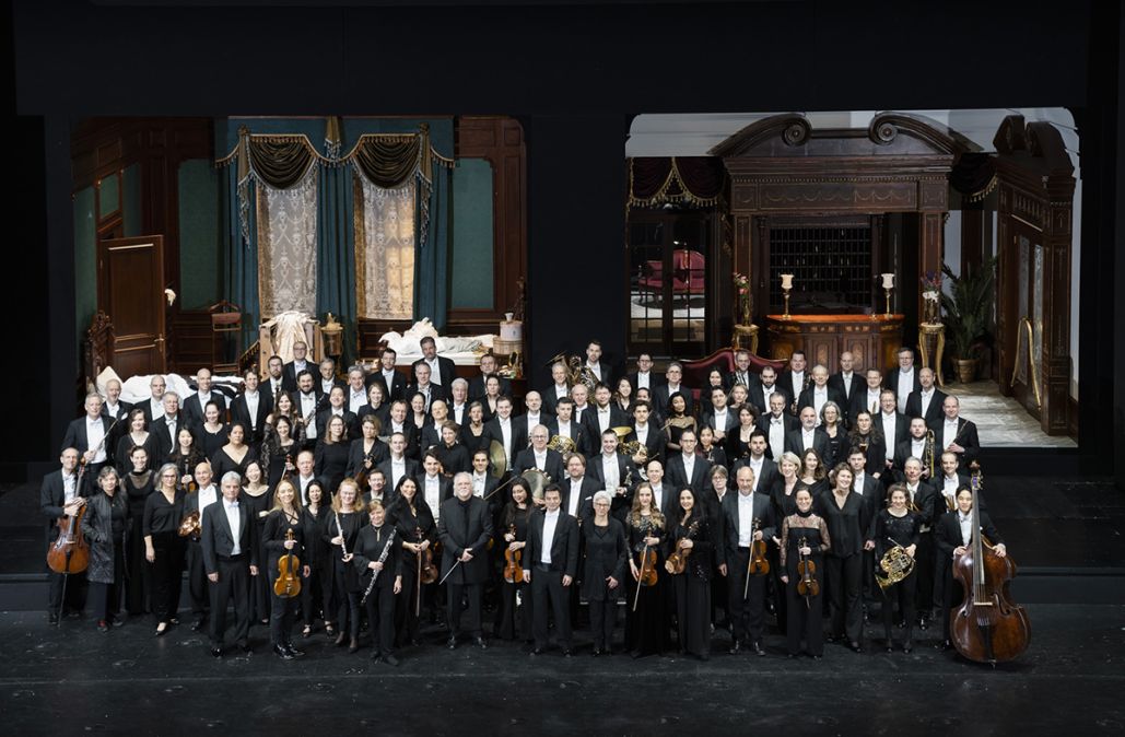 Das Orchester der Deutschen Oper Berlin im Bühnenbild zu ARABELLA