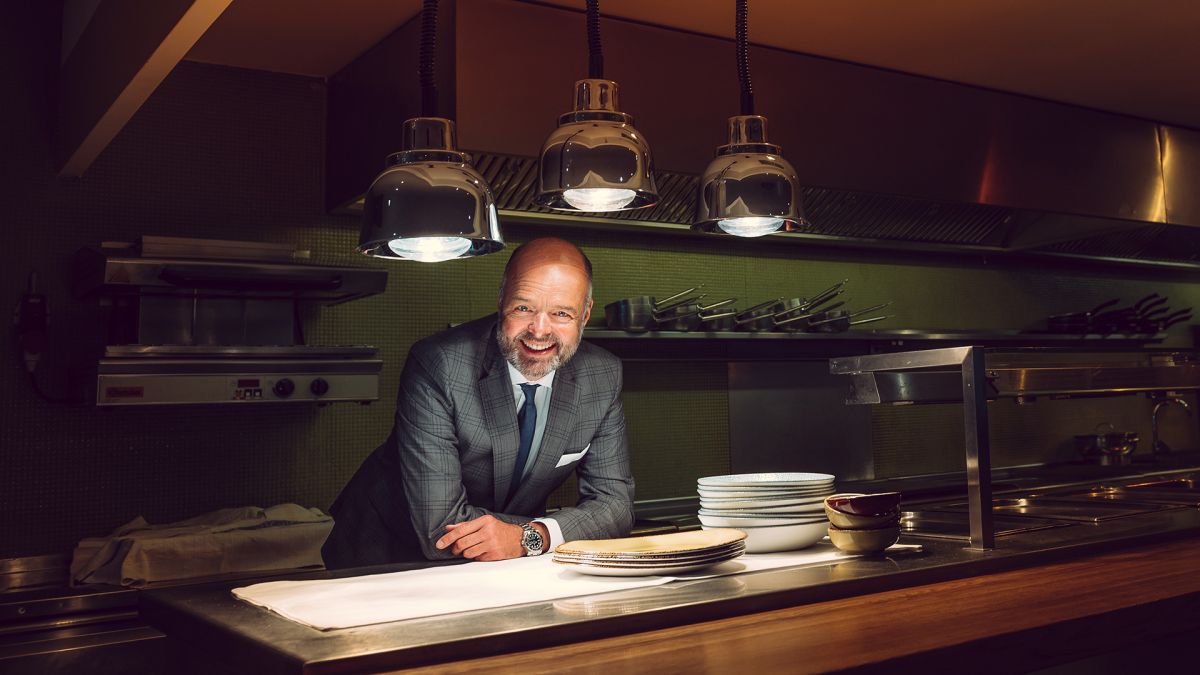 Martin Hattenbach, Ihr Gastgeber in  Foyer und Restaurant, freut sich auf Ihren Besuch