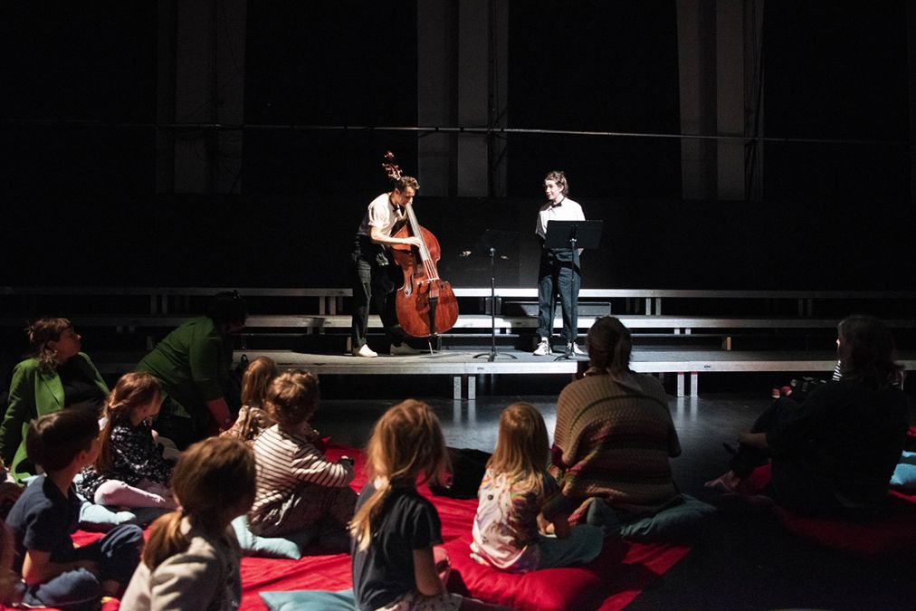 Beim Knirpskonzert sitzen die Kinder gemütlich auf Kissen und dürfen nicht nur Lauschen sondern auch Mitmachen © Junge Deutsche Oper