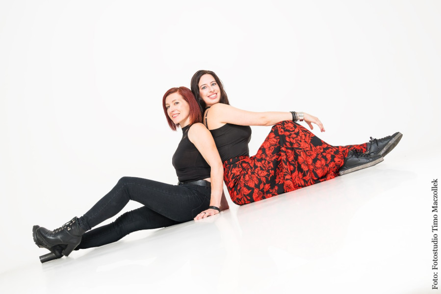 Nadine d Arachart und Sarah Wedler  // Fotostudio Timo Maczollek   Nadine d Arachart und Sarah Wedler
