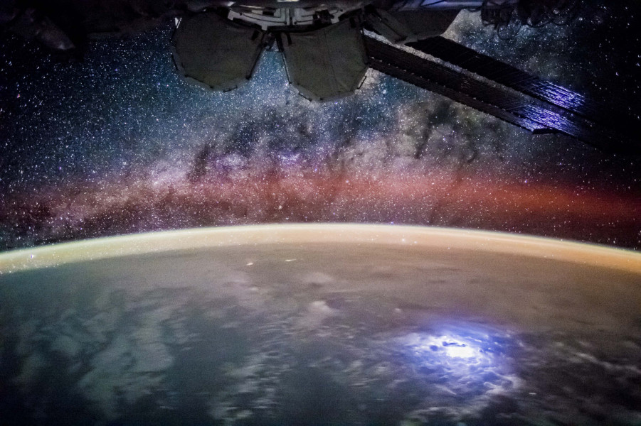 Der Sternenhimmel über der Erde und der ISS
