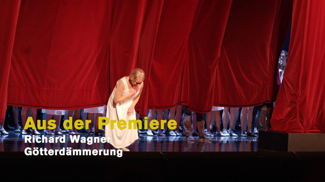 Premierenstimmen zu Götterdämmerung - © Ruth Tromboukis Dieses Foto ist das Standbild zum Video mit Premierenstimmen. Auf dem Foto verbeugt sich Nina Stemme, die Interpretin der Brünnhilde, vor dem roten Spielvorhang.