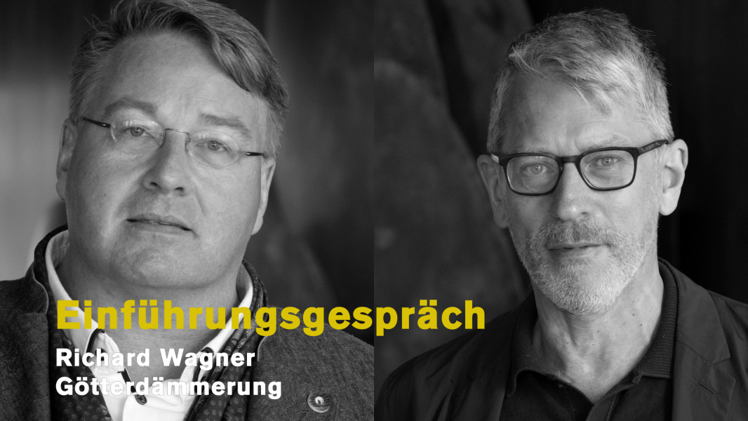 Für unsere einzelnen Teile des RING DES NIBELUNGEN hat die Dramaturgie des Hauses die Einführungsgespräche konzipiert, in denen Alexander Meier-Dörzenbach und Jörg Königsdorf Fragen zu Werk, Rezeption und Inszenierung beantworten. Diese Einführung zum „Dritten Tag“ GÖTTERDÄMMERUNG dauert 23 Minuten. Dabei beantworten die beiden Dramaturgen folgende Fragen: „GÖTTERDÄMMERUNG ist das Schlussstück des RING DES NIBELUNGEN. Was muss ich über das Stück wissen, wenn ich die vorausgehenden Teile noch nicht kenne?“ – „Bevor es richtig losgeht, beginnt der Abend mit den drei Nornen. Warum hält Wagner hier die Handlung auf?“ – „Wie geht es dann mit Siegfried und Brünnhilde weiter?“ – „GÖTTERDÄMMERUNG ist als einziger RING-Teil eine Oper mit Chor. Was ändert sich dadurch?“ – „In unserer Inszenierung entwickelt sich die ganze Tetralogie aus dem Impuls des Spielens heraus. Was bedeutet das konkret für die GÖTTERDÄMMERUNG?“ – „Die prominenteste Rolle im Bühnenbild spielt die Wolkenskulptur aus dem Foyer des Hauses. Was verbirgt sich hinter diesen Wolken?“ – „Durch das Spiel hat die Gruppe von Flüchtenden, die uns zu Beginn von DAS RHEINGOLD begegnet ist, ihre Identität gesucht. Was hat dieses Spiel am Ende mit den Menschen gemacht?“ Das Orchester spielt unter Leitung von Sir Donald Runnicles.