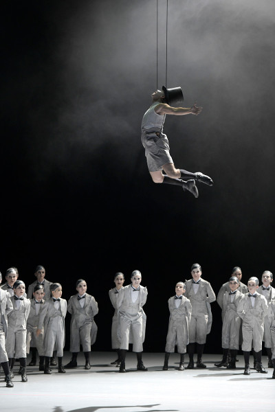 A Midsummer Night’s Dream - © Bettina Stöß Über den Elfen schwebt Puck.