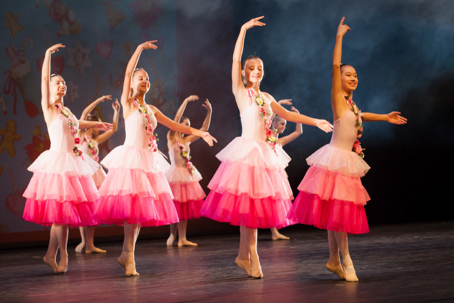 Kinder tanzen: Der Nussknacker - © Yan Revazov / KBKB Eine Formation der Blumenfeen.