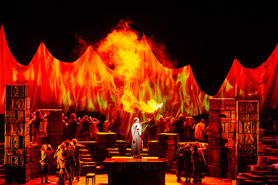 Die Walküre - © Bernd Uhlig Wotan verabschiedet sich von Brünnhilde, in dem er ein Feuer um sie entbrennen lässt, dessen lodernde Glut alle bis auf den furchtlos freiesten Helden abschreckt, sich ihrem Schlaf zu nähern.