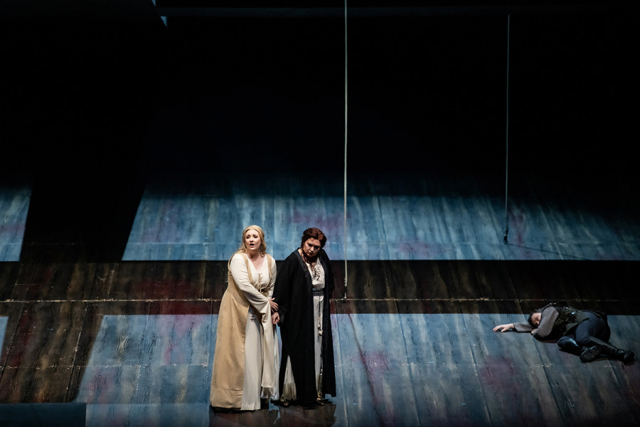 Lohengrin - © Bettina Stöß Elsa ist zu Ortrud geeilt und nimmt sie bei der Hand. Sie nimmt sie als vermeintliche Freundin mit in ihr Haus.