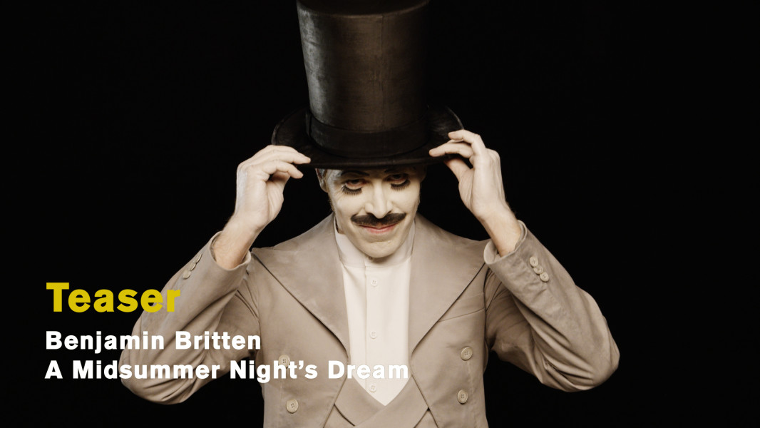 A Midsummer Night's Dream ... Kurz erklärt - © Ruth Tromboukis Dieses Foto ist das Standbild zu einem Videoteaser, in dem kurz die Handlung des Werkes erklärt wird. Puck greift sich an den Zylinder und schaut frech in die Kamera.