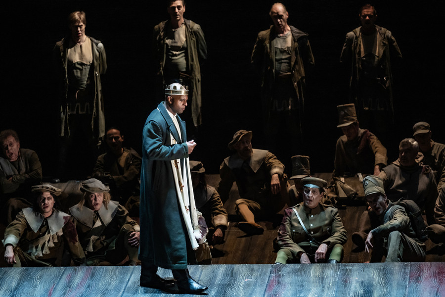 Lohengrin - © Bettina Stöß König Heinrich schreitet vor den Herren des Chores die Truppen ab.
