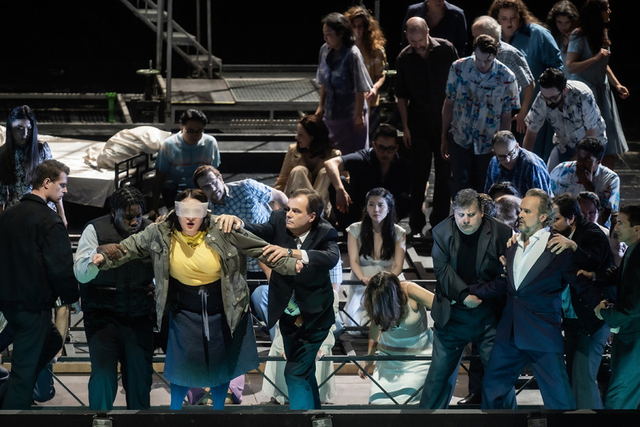 Turandot - © 2023 // Bettina Stöß Mit verbundenen Augen halten Männer Liú, drei andere Männer halten mit Mühe Calaf davon ab, zu ihr zu gehen. Liú wird Calafs Namen nicht verraten und so in den Tod gehen.