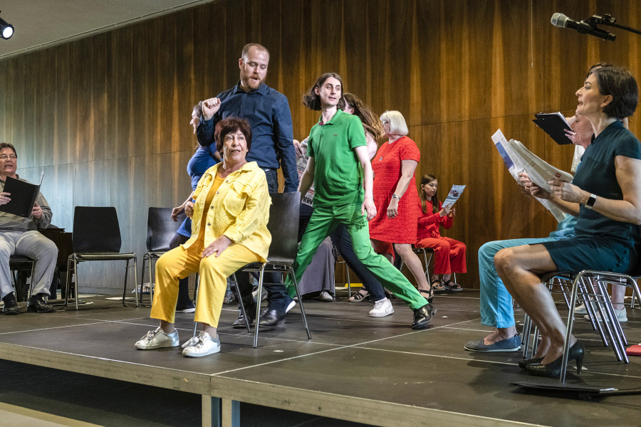 Generationenchor - © Jordis Antonia Schlösser Drei Generationen singen hier gemeinsam im Generationenchor. Sie sitzen auf Stühlen, sie tanzen über die Bühne. Es ist ein kreatives Miteinander von 10 bis 80.