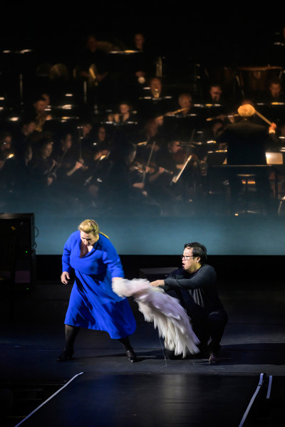 Aida - © Bettina Stöß Amneris reißt Radames aus den Tagträumen und gleichzeitig mit Wut das Brautkleid, dass er wie ein Mantra immer mit sich schleift.