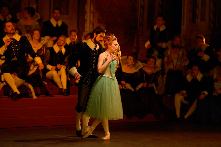 Im "Tanz der Stunden" tanzen zwei Solist*innen des Opernballetts auf dem Fall des Alvise Badoero. Sie imitieren in Kostüm und Frisur das Herrscherpaar Alvise und Laura.