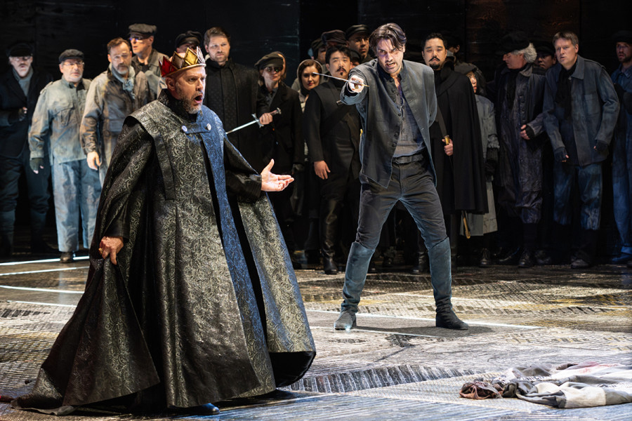 Don Carlo - © Marcus Lieberenz Don Carlo bedroht Philipp II. mit dem Degen.