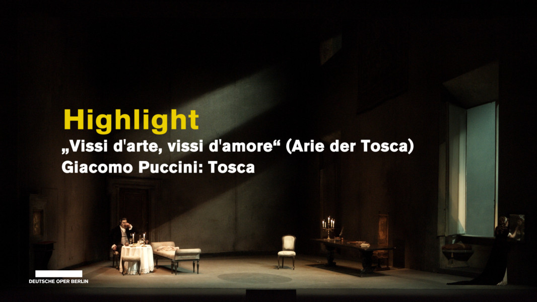 Sondra Radvanovsky singt „Vissi d'arte, vissi d'amore“ aus TOSCA - © Ruth Tromboukis Das Kabinett Scarpias: Scarpia sitzt an einem kleinen gedeckten Tisch neben einer Ottomane. Tosca blickt in einen Spiegel an der rechten Wand. Ein großes Fenster ist weit geöffnet.