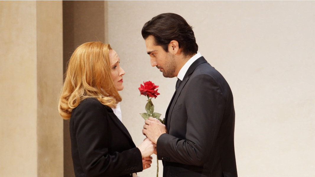 Riccardo Zandonai: Francesca da Rimini - © Ruth Tromboukis Dieses Bild ist das Standbild zum Videotrailer mit Stückimpressionen. Francesca und Paolo il Bello stehen sich eng gegenüber. Beide halten eine rote Rose zwischen sich in den Händen.