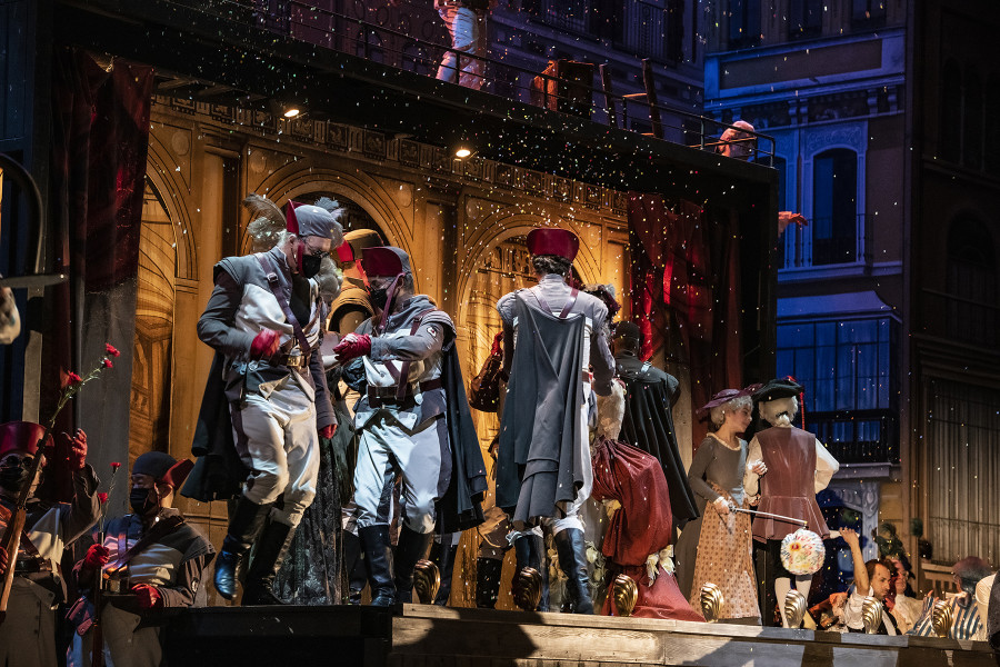 Il barbiere di Siviglia - © Bettina Stöß Es ist das große Finale von Rossinis BARBIER VON SEVILLA: Chor und Statisterie tanzen ausgelassen im Konfettiregen.