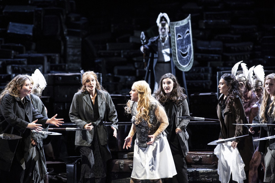 Die Walküre - © Bernd Uhlig Die Walküren bedrängen Brünnhilde, sich nicht gegen Wotans Willen zu stellen.