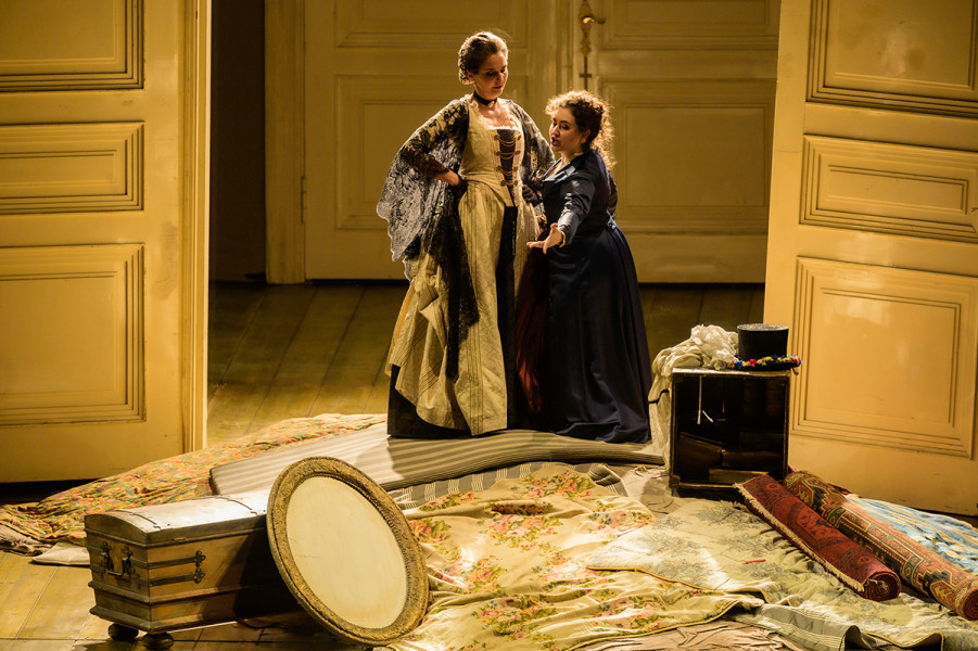 Le nozze di Figaro - © Bettina Stöß Susanna ist zurück im gemeinsamen Raum. Marcellina tritt auf. Es kommt zum Streit zwischen den beiden. Marcellina trägt ein cremefarbenes Kleid mit schwarzen Zierelementen und eine schwarze Spitzenstola.