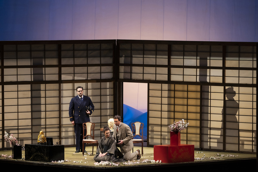 Madama Butterfly - © Bettina Stöß Suzuki wird von Sharpless und Pinkerton überrascht. Sie kommen, um das Kind in eine gesicherte Zukunft zu holen, selbstverständlich nach Amerika.