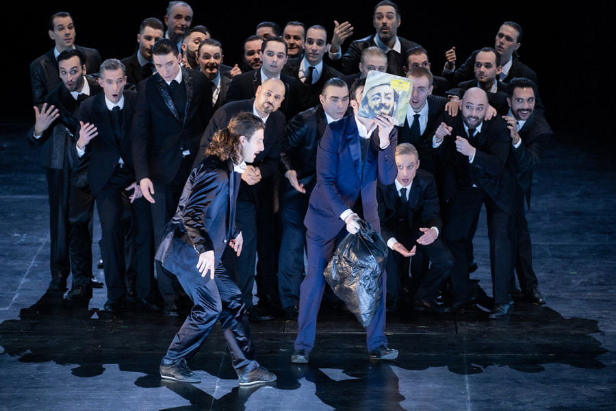 Don Giovanni hält sich die Hülle einer alten Mozart-Einspielung vor das Gesicht und übergibt Leporello eine schwarze Mülltüte, in der die Erinnerung an all die Verflossenen geborgen sind. 