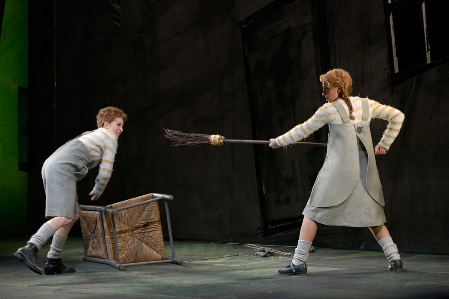 Hänsel und Gretel - © 2014 // Bettina Stöß Gretel nimmt den von Hänsel gefertigten Besen. Auch er wird gleich kaputtgehen.