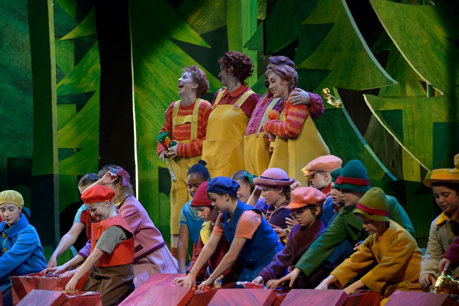 Hänsel und Gretel - © 2014 // Bettina Stöß Nachdem die Hexe verbrannt ist, sind alle Kinder, die von ihr vorher in Lebkuchen verwandelt worden sind, erlöst. Gemeinsam mit Hänsel und Gretel sowie Peter und Gertrud, die ihre Kinder im Wald gefunden haben, feiern alle fröhlich das Ende des Schreckens.
