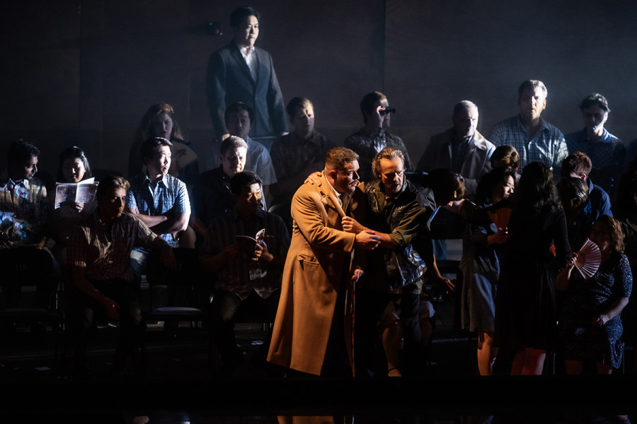 Turandot - © 2023 // Bettina Stöß Während der Chor nach dem neuesten Delinquenten Ausschau hält, treten zwei Fremde - Timur und Calaf - auf. Sie sind ins Gespräch vertieft.
