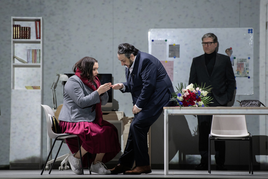 Simon Boccanegra - © Bettina Stöß Im Gespräch versunken sind der Vater mit seiner Tochter, er hält für seinen Gefolgsmann Paolo um Amelias Hand an. (Sie aber liebt Gabriele und Simon folgt ihrem Wunsch, Paolo nicht zu heiraten).