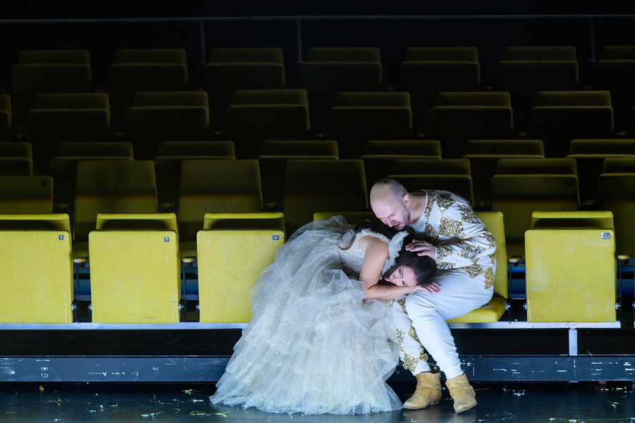 Rigoletto - © Bettina Stöß In ein Duett versunken Gilda mit ihrem Vater Rigoletto. Sie schmiegt den Kopf an seine Knie. Der Hofstaat hat den Saal verlassen. Die beiden sind alleine.