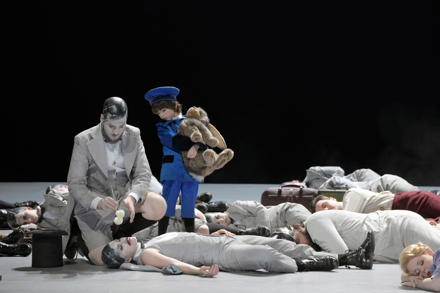 A Midsummer Night’s Dream - © Bettina Stöß Tytania schläft inmitten der Elfen. Um ihr den blauen Knaben zu entführen, träufelt ihr Oberon den Blütenzauber in die Augen.