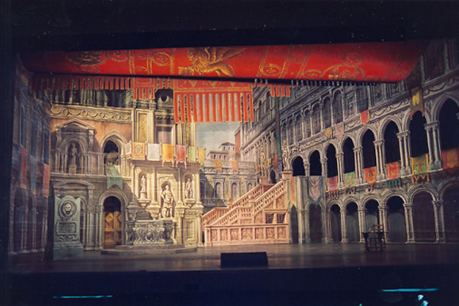 In Perspektivmalerei ist ein leerer Platz in Venedig zu sehen.