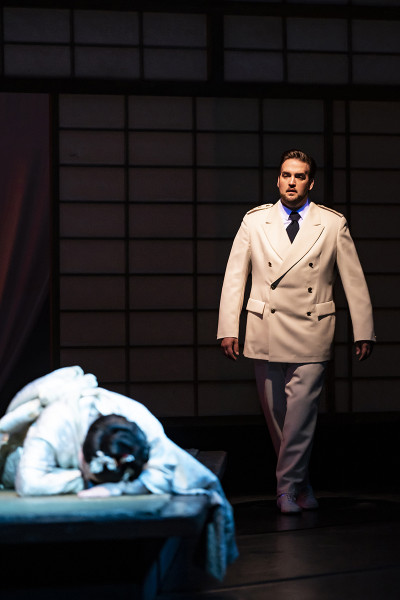 Madama Butterfly - © Bettina Stöß Cio-Cio-San liegt auf ihrem Bett, das Gesicht in den Armen verborgen. Pinkerton tritt in den Raum.