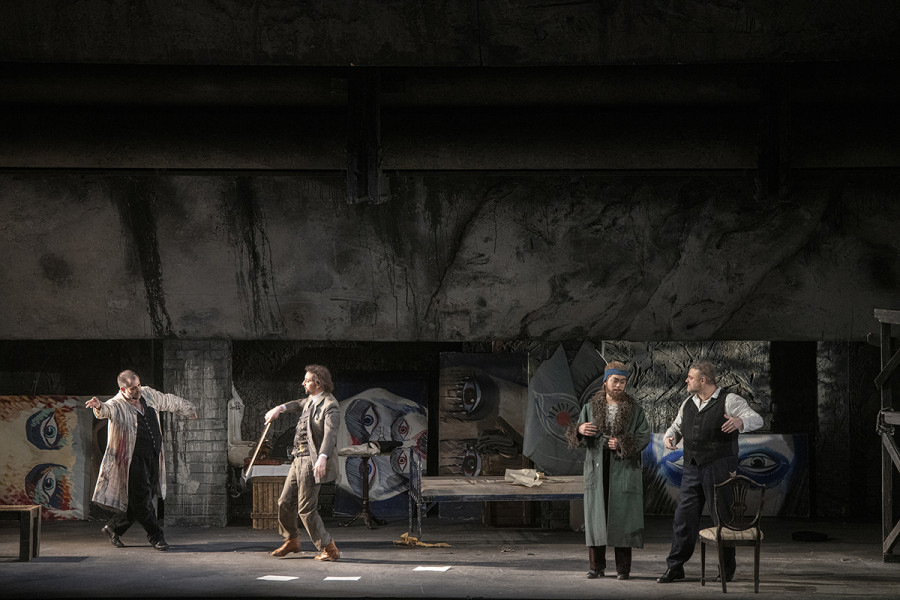 La Bohème - © Bettina Stöß Zurück in der Künstler-WG. Die Mansarde musste einem Kellerloch weichen. Jeder Zentimeter suggeriert die Armut der Künstler. Dennoch sind sie lebensfroh und voller Humor.