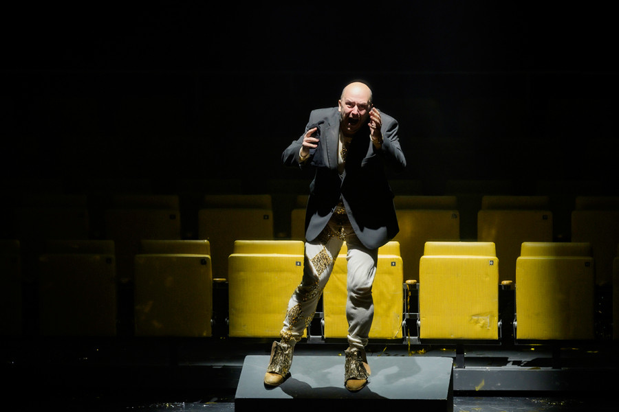 Rigoletto - © Bettina Stöß Rigoletto versteht die ganze Intrige und seine Rolle in ihr. Er ist vollkommen verzweifelt. Gildas Mädchenzimmer ist wieder im Bühnenuntergrund verschwunden.