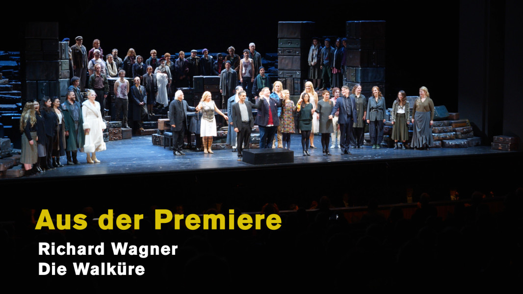 Aus der Premiere: Die Walküre - © Ruth Tromboukis Dieses Foto ist das Standbild zu einem Video "Aus der Premiere". Es zeigt sämtliche Künstler*innen beim Schlussapplaus, Sir Donald Runnicles in der Mitte, davor das Regieteam um Stefan Herheim.